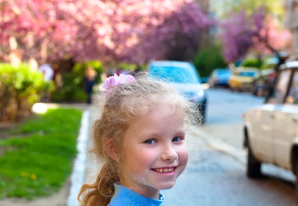 快乐的小女孩画像和一朵朵粉红色日本樱桃树 Uzhgorod 乌克兰 — 图库照片