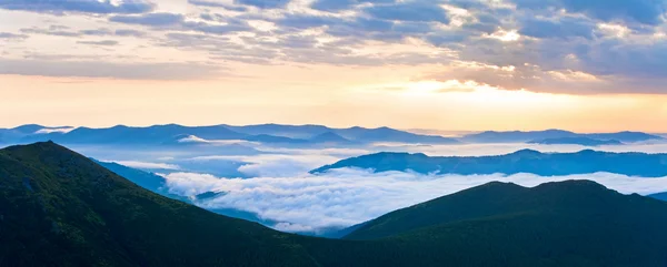 Zomer bewolkt zonsopgang bergpanorama — Stockfoto