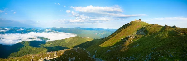 Vista Panorâmica Manhã Verão Topo Montanha Pip Ivan Com Ruínas — Fotografia de Stock