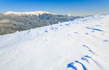 Kış sakin dağ manzarası (Bukovel Kayak Merkezi (Ukrayna) Svydovets Ridge görünümünden)