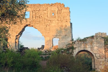 tarihi mangup kale kale taşlı duvar kalıntıları (mangup kale - tarihi Kalesi ve eski mağara yerleşim Kırım, Ukrayna)