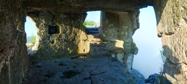 Sabah bulutlu görünümünden bir mangup kale cavernicolous oda - içinde tarihi Kalesi ve eski mağara yerleşim Kırım (Ukrayna).