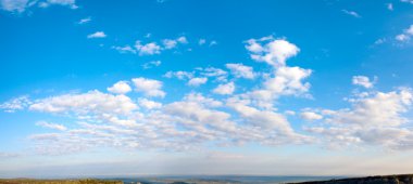 sabah mavi gökyüzü panorama ile Kırım Dağı Yaylası üzerinde cumulus bulutu. iki tane dikiş imge.