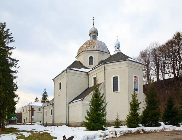 Vista de primavera de la antigua iglesia de Pidhirtsi St. Onufriya —  Fotos de Stock