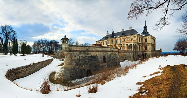 Primavera Pidhirtsi Castelo vista panorâmica (Ucrânia ) — Fotografia de Stock