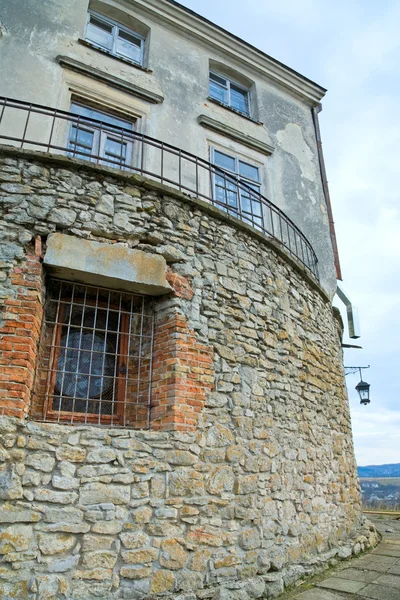 Pared de piedra con ventana y lámpara (Castillo de Olesko, Ucrania ) — Foto de Stock