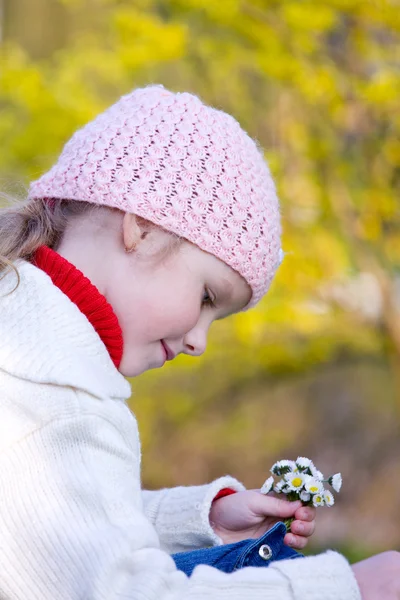 Glückliches Kleines Mädchen Pflückt Ziegenblumen Der Nähe Blühender Gelber Forsythien — Stockfoto