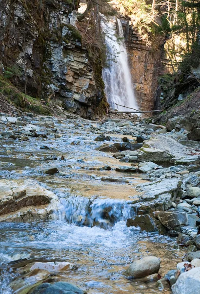 Waterval en beek in berg bos ravijn — Stockfoto