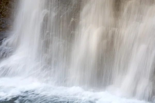 Waterval op bergbos — Stockfoto