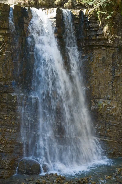 Водопад в горном лесу — стоковое фото
