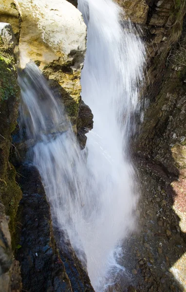 Cachoeira Montanha Alta Floresta Cárpatos Selvagens Escuros Tiro Exposição Longa — Fotografia de Stock