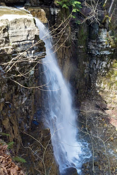 Vysokohorský Vodopád Tmavě Divoké Karpatské Lesní Dlouhé Expozice Střelba — Stock fotografie
