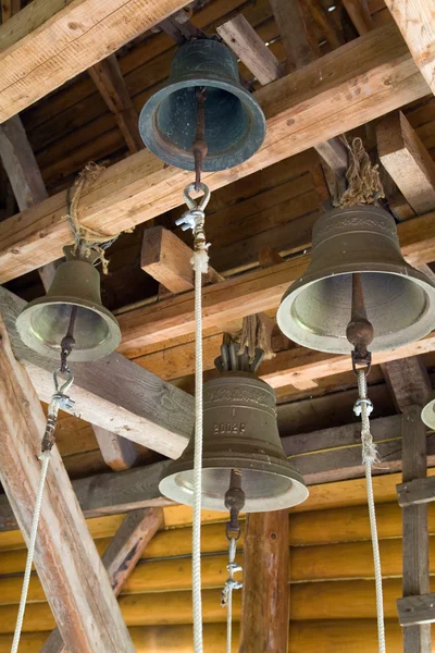 教堂的钟声在基督教修道院的屋檐下 — 图库照片