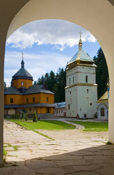 Manjava イヴァーノ フランキーウシク地域 ウクライナ ゲートのアーチを通してキリスト教の修道院中庭ビュー — ストック写真