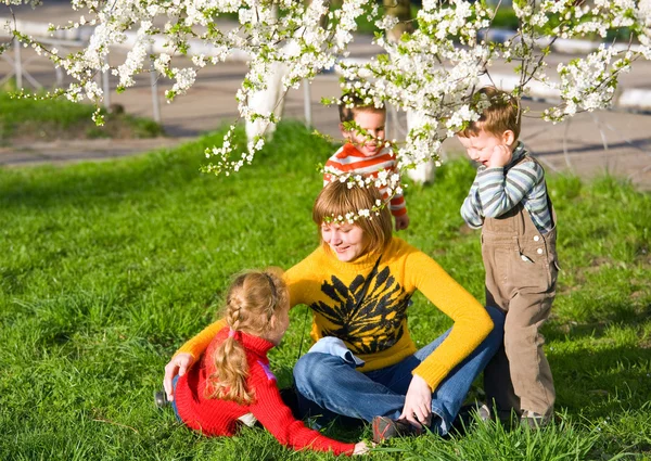 Bahar Tatilinde Küçük Çocukları Olan Mutlu Bir Anne — Stok fotoğraf