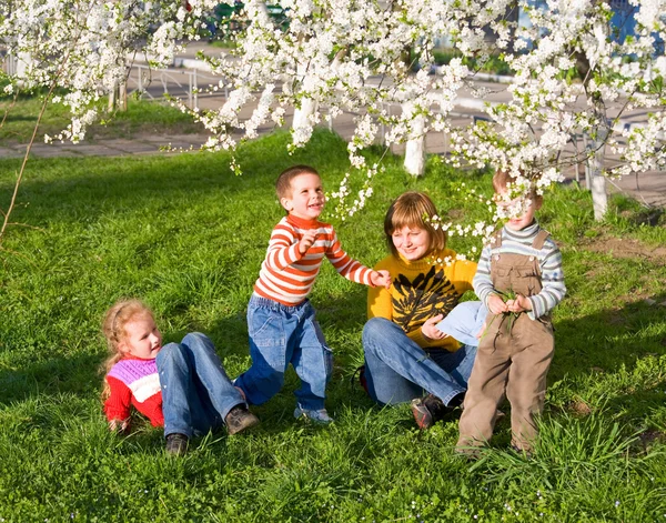春の公園で家族 — ストック写真
