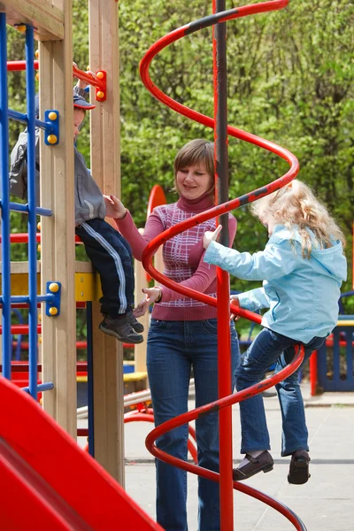 Moeder Spelen Met Kinderen Kan Stad Park Plezier Grond — Stockfoto