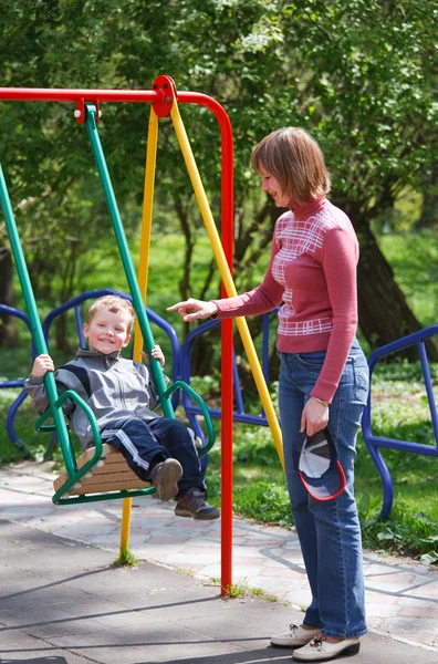 Jongen Moeder Spelen Met Schommel Kan Stadspark Plezier Grond — Stockfoto