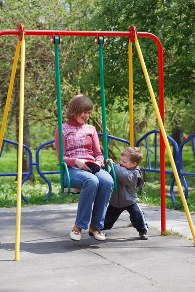 Swing Fiú Édesanyja Játszani Lehet City Park Játszóterek — Stock Fotó