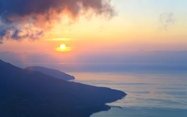 夜明けの海岸線の ペトリ山頂 ウクライナ クリミア から景観し Jalta 市を表示 — ストック写真