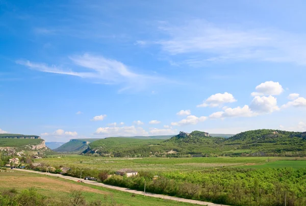 Crimea paesaggio montano con valle e villaggio — Foto Stock