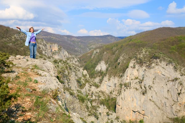 春の素晴らしいクリミア キャニオン山の風景と上 ウクライナの女性 — ストック写真