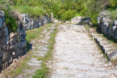 taşlı yol görünümünde chufut kale eski mağara yerleşim (Kırım, Ukrayna).