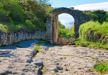 taşlı yol görünümünde chufut kale eski mağara yerleşim (Kırım, Ukrayna).