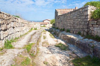 taşlı yol görünümünde chufut kale eski mağara yerleşim (Kırım, Ukrayna).