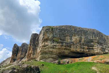 Kırım (Ukrayna) dağ manzarası. Taşlı dağ dikey eğim - eski mağara yerleşim (chufut kale, Kırım, Ukrayna).