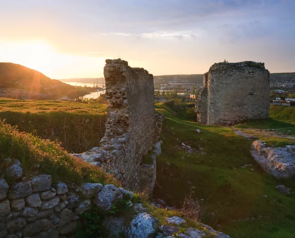 Crimea antigua fortaleza puesta del sol vista (Ucrania ) — Foto de Stock