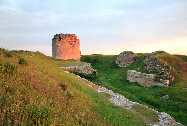Crimeia antiga fortaleza vista do pôr do sol (Ucrânia ) — Fotografia de Stock