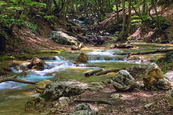 Ondas en el río de montaña — Foto de Stock