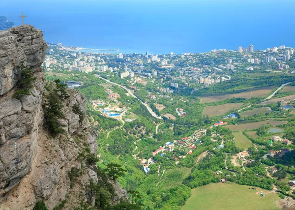 Yalta staden från sluttningen av Aj-Petri montera (Ukraina) — Stockfoto