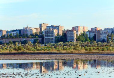 scholkino şehir (Kırım, Ukrayna) ve onun yansıması küçük bataklık