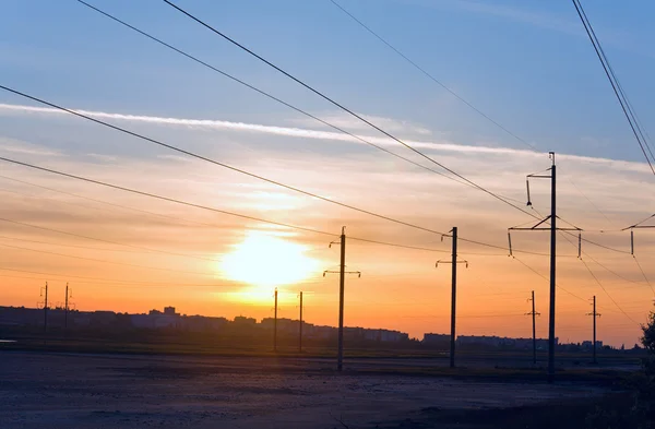 Günbatımı Gökyüzü Yukarıda Kasaba Elektrik Letim Hattı — Stok fotoğraf