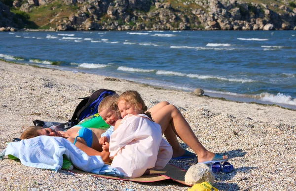 幸せな家族 小さい子供を持つ母親 がビーチでリラックスします — ストック写真