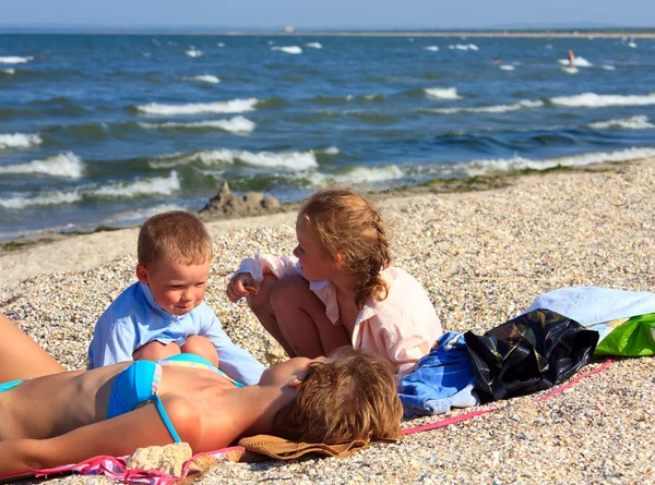 Ευτυχισμένη Οικογένεια Μητέρα Μικρά Παιδιά Χαλαρώστε Στην Παραλία — Φωτογραφία Αρχείου