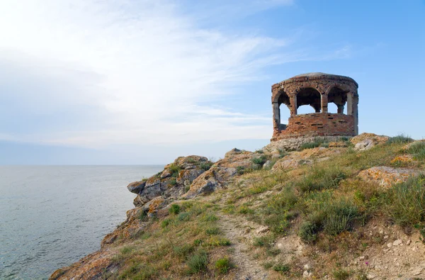 Paviljoen op de rotsachtige kust zomer — Stockfoto