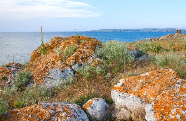 岩の多い夏の海岸線とパビリオンと岬 — ストック写真