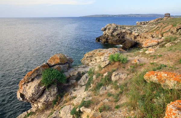 夏の岩が多い海岸線 — ストック写真