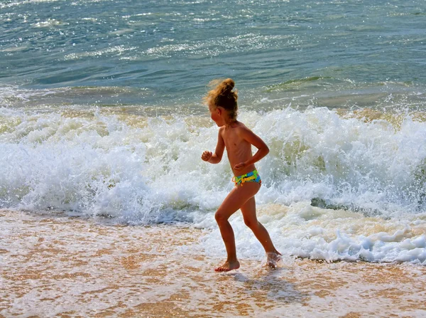 Παίζουν Μικρό Κορίτσι Στην Παραλία Surf — Φωτογραφία Αρχείου