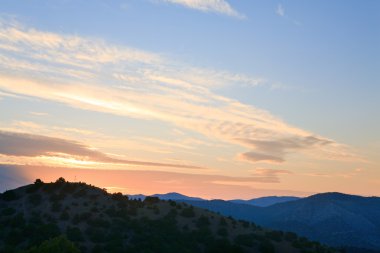 pembe güzel daybreak yukarıda dağ (Kırım, Ukrayna).