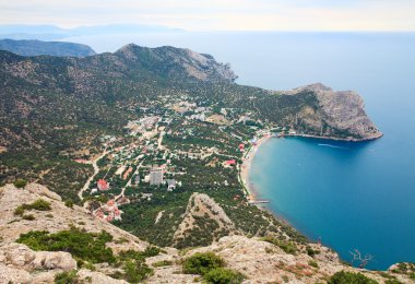 kayalar ve kıyı şeridi manzara