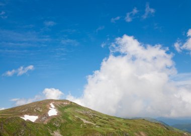 zomer berg pidge en sneeuw op berghelling (Oekraïne, chornogora ridge, Karpaten)