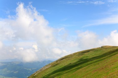 Yaz dağ bulutlu peyzaj (Ukrayna, Karpat)