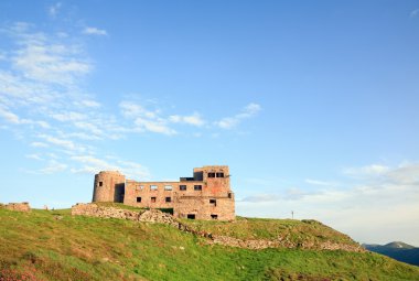 Yaz dağ manzaralı kale - Gözlemevi kalıntıları üzerinde pip Ivan dağın tepesinde (chornogora ridge, Karpat, Ukrayna)