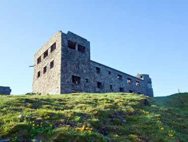 yaz sabahı dağ manzaralı kale - Gözlemevi kalıntıları üzerinde pip Ivan dağın tepesinde (chornogora ridge, Karpat, Ukrayna)