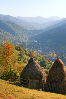 haystacks ile sonbahar dağ ülke görünümü