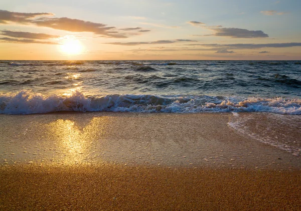 Zee Zonsondergang Surfen Geweldige Golf Breken Zandkust — Stockfoto